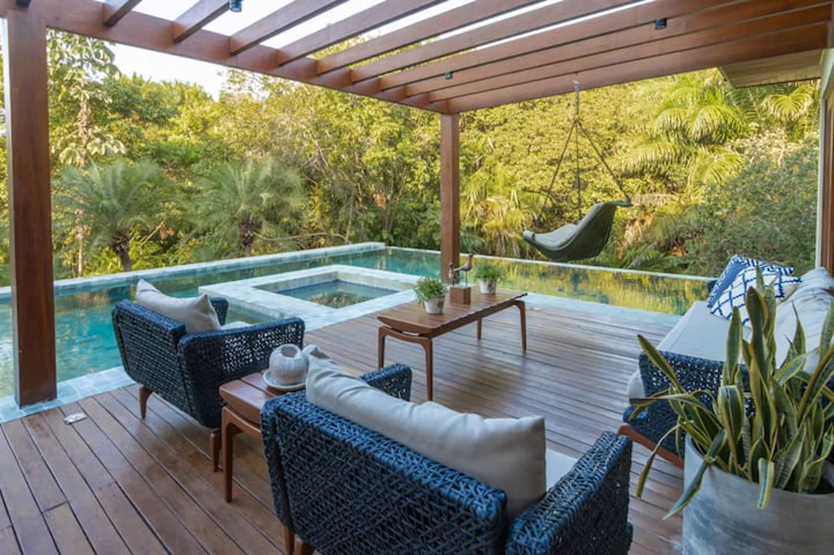 A piscina de borda infinita de dia, debruçada sobre a mata